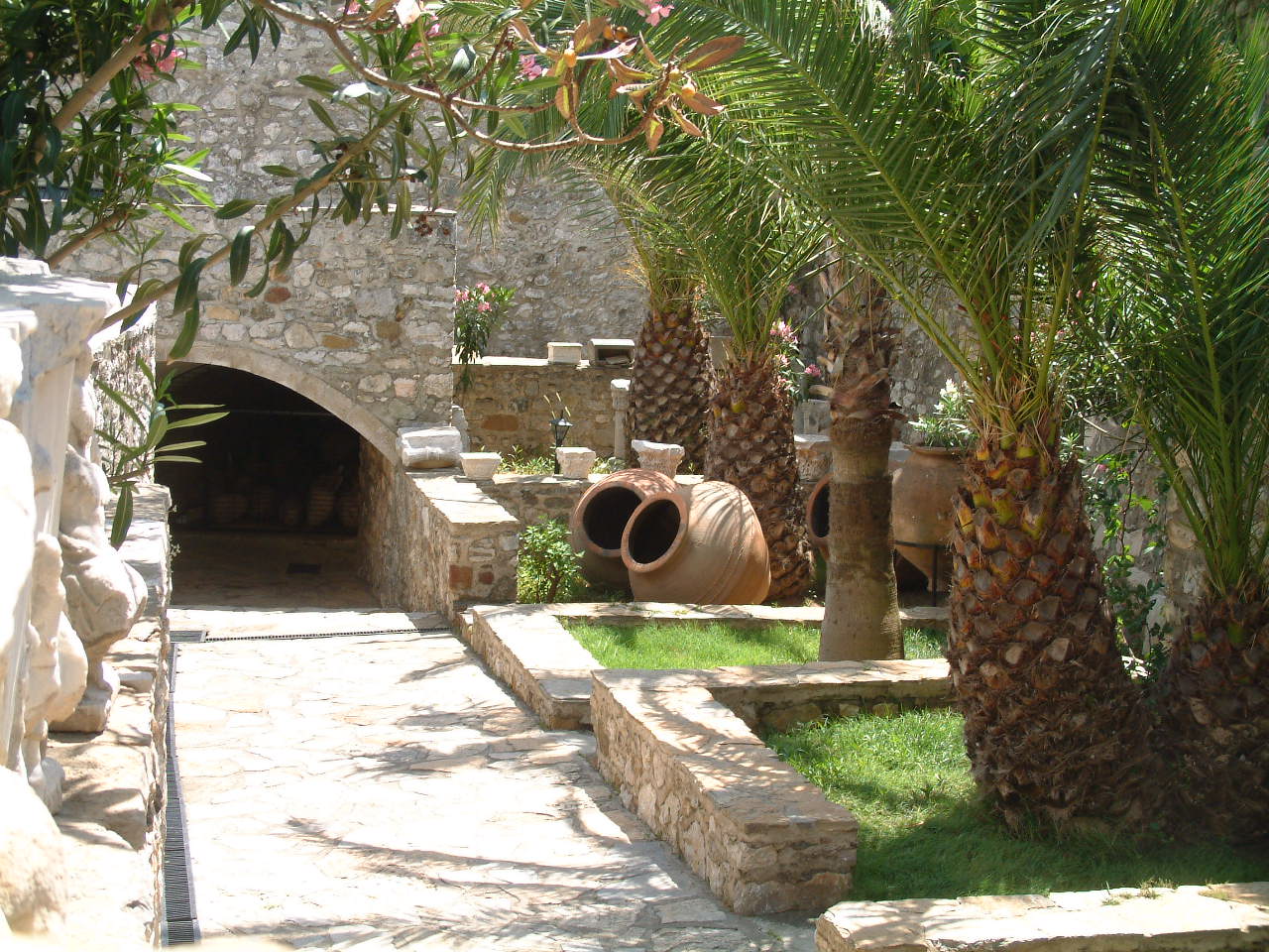 Amphoren im Burggarten