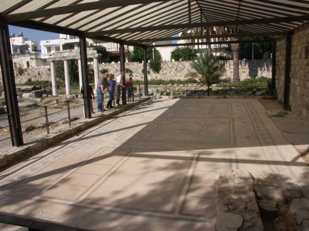 Mosaik im Klosterhof